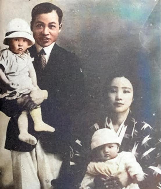 1937年，松本米子正弯腰清洗碗筷，突然3个日军军官破门而入。为首的少佐用日语厉
