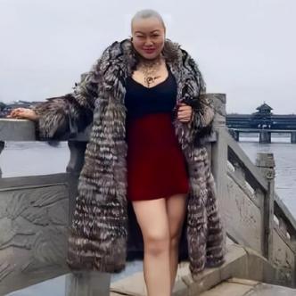 “谁娶我，我送他一辆宾利。”2019年，一名光头肥乳的女子，身着皮草，手上挂满