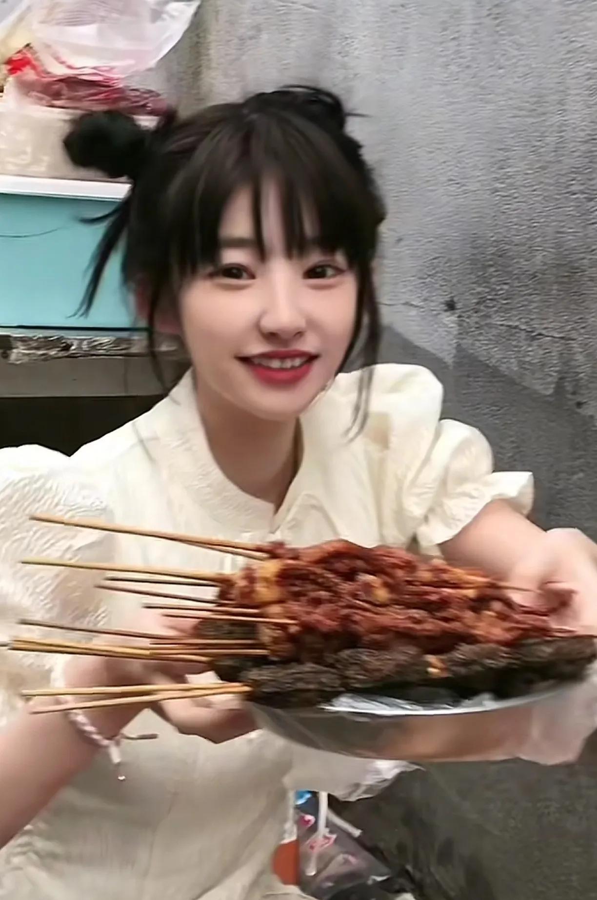 黄一鸣在没有生孩子以前真的好有少女感，好漂亮的。这张她拿着烧烤的照片，看着非常清