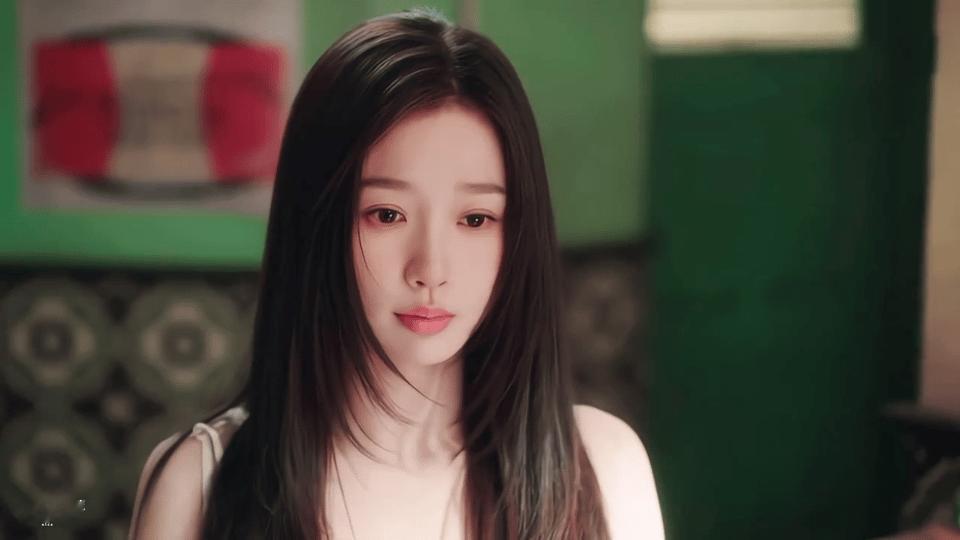 姜暮完全是冷脸萌来的拽姐的外表，萌妹的内心！姜暮用一张冷脸“拒人千里”，却在小