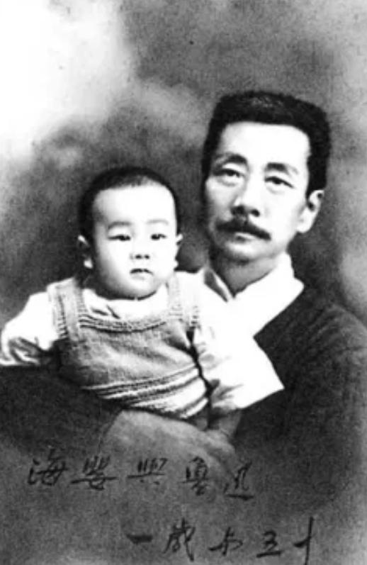 1929年，48岁的鲁迅避孕失败，一直想丁克的他，看到儿子第一眼，忍不住撇嘴说，