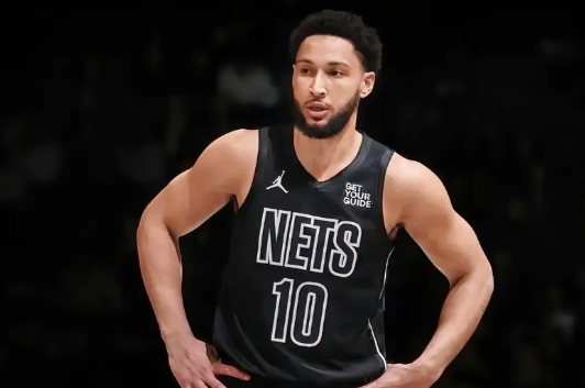 本西蒙斯算是NBA历史上非常罕见的球员了。他身高2.11m，体重108kg，这