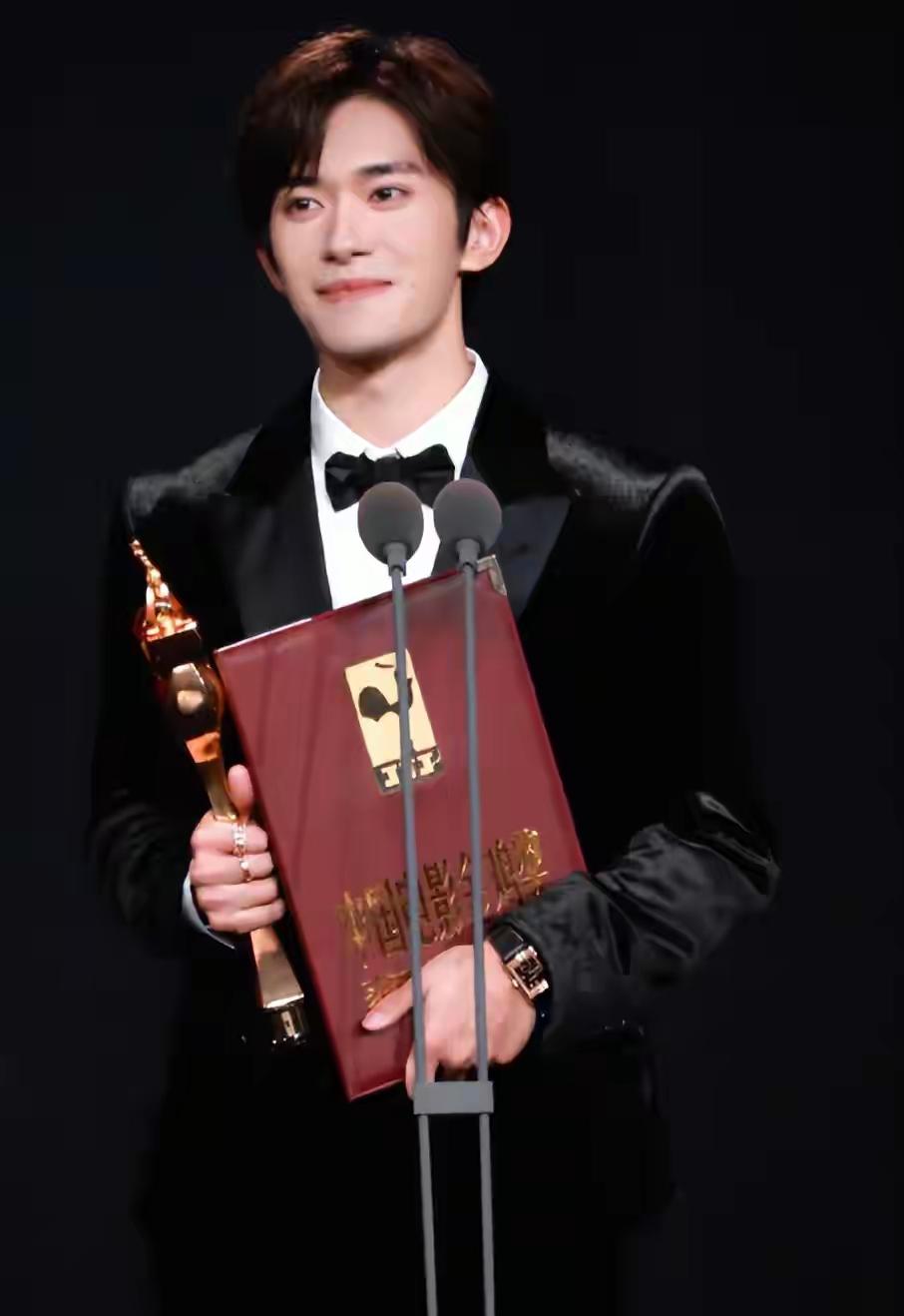 为什么易烊千玺成为了众矢之的？易烊千玺主演的电影《狂野时代》被猫眼特殊对待，