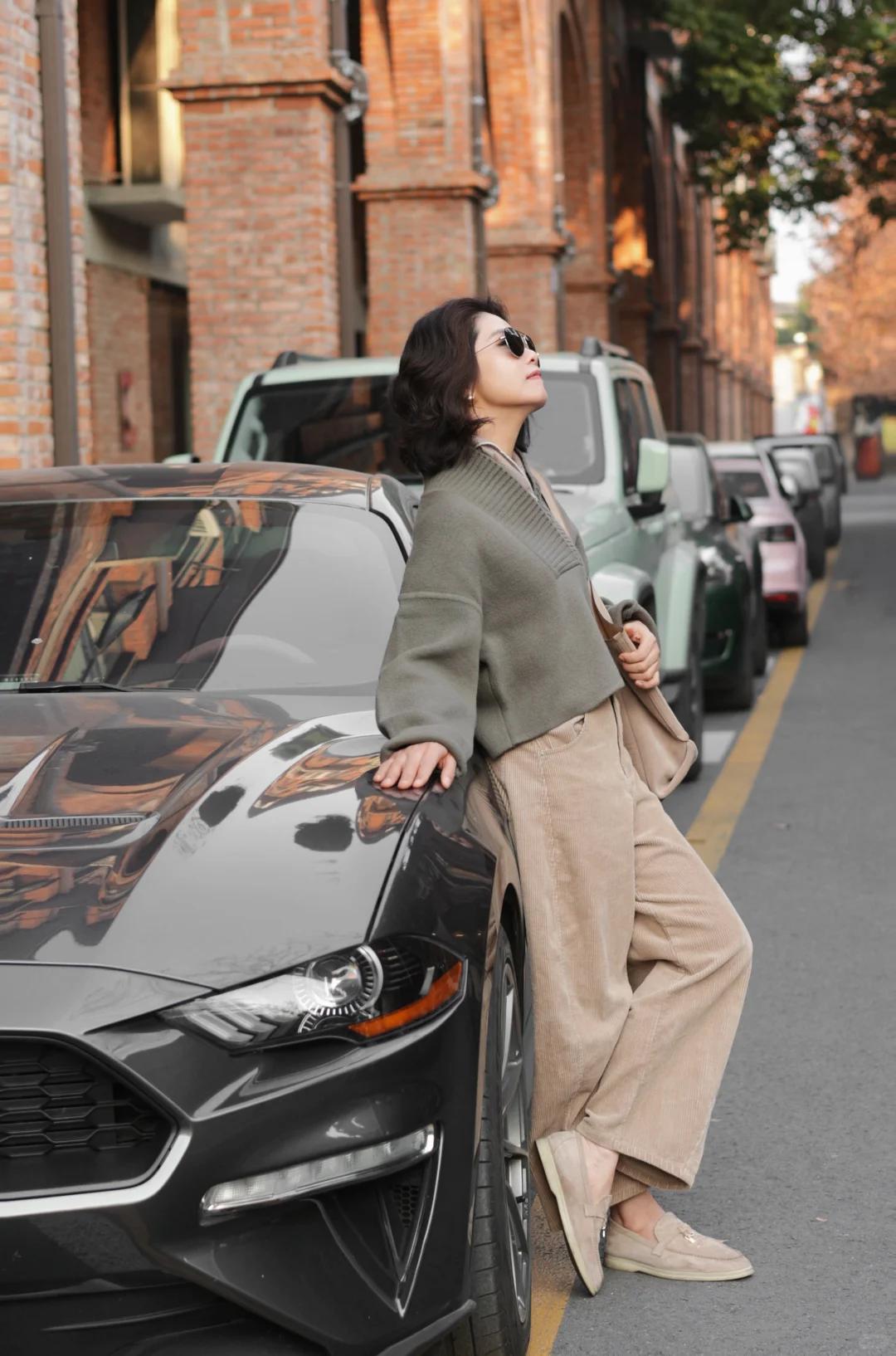 50岁女性春季优雅穿搭分享~50岁的春日穿搭，无需繁复设计，用低饱和度的色彩与