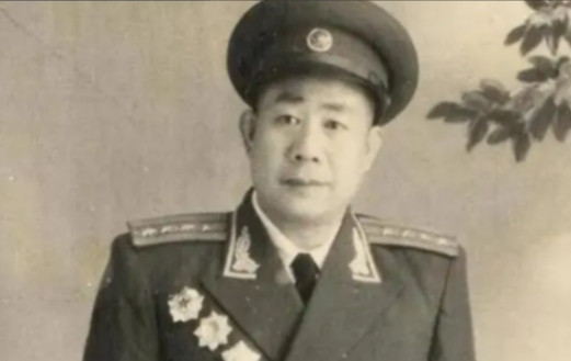 1950年，一位入朝参战的师副政委，竟然带着两个连的战士抢了军火库，志司副司令员
