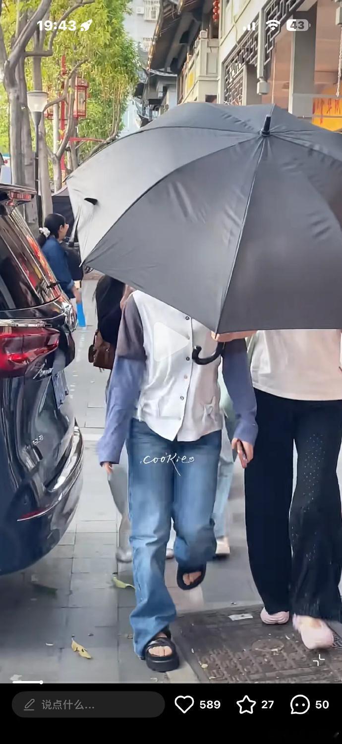 这是从哪儿翻出来的丑衣服啊，怎么就给沈月穿上了。