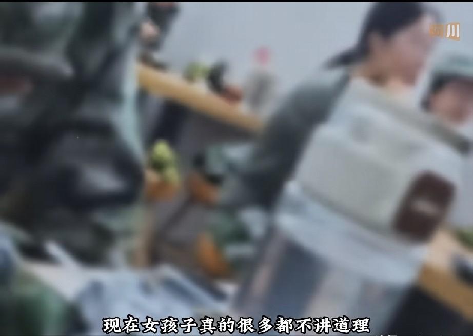 女大学生买了13块钱东西被骂了13分钟。河南农业职业学院校外的沙县小吃店里，一个