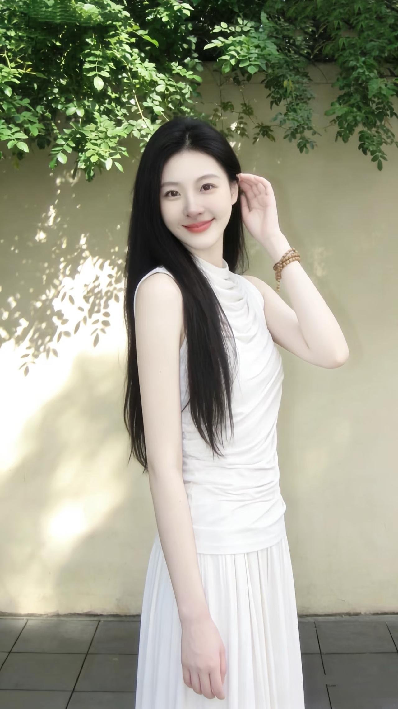 夏日清新，绿意盎然，白裙飘飘，优雅动人。