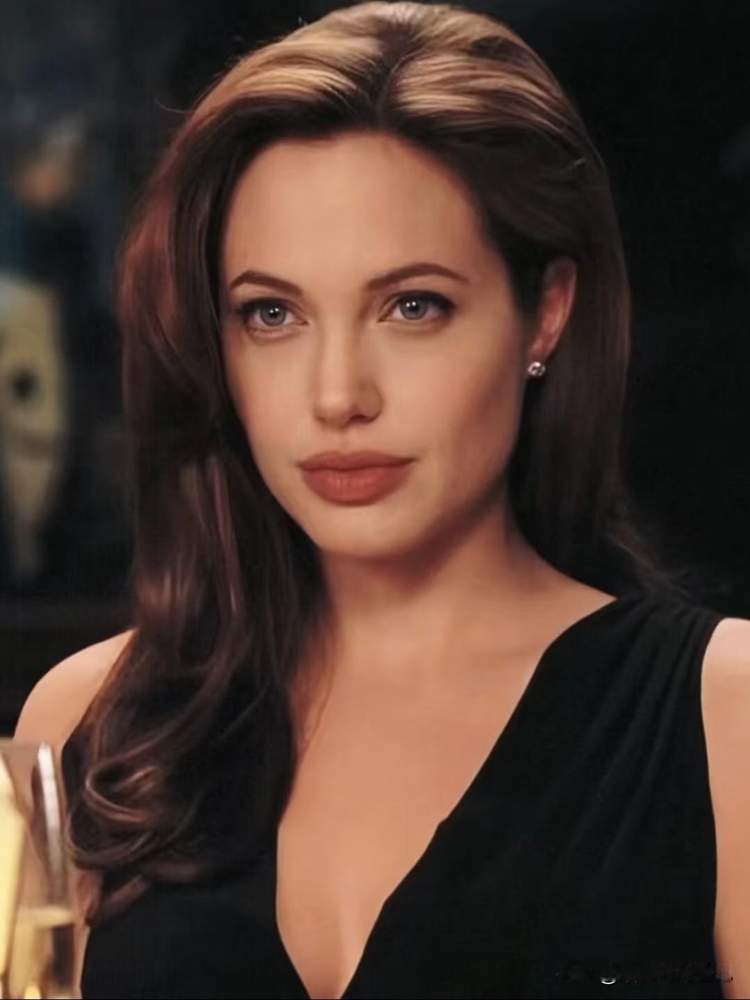 安吉丽娜·朱莉，银幕上的“战地玫瑰”，现实里的“慈善专业户”，她做慈善一向亲力亲