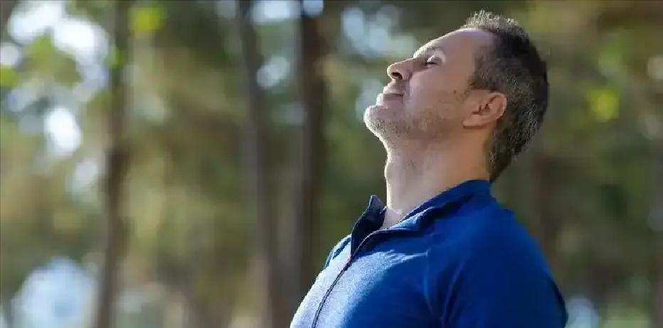 最近门诊遇到一个中年男人，叼着烟就问医生自己咳嗽是不是大毛病。医生没直接答，反问