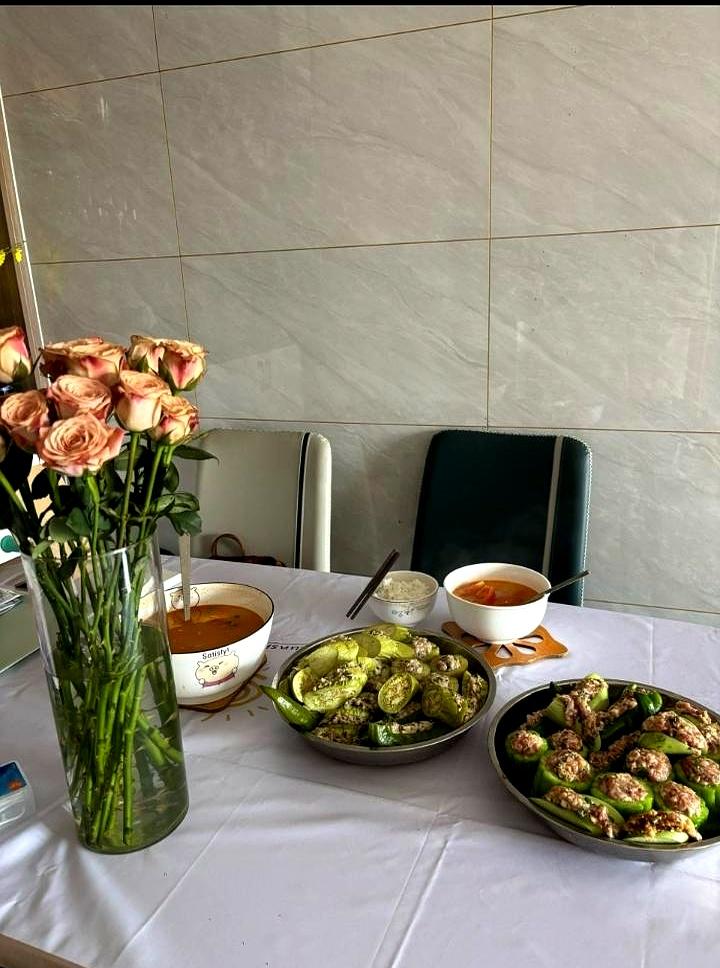等他拎着菜准点敲门时，这场婚姻的走向就变了。68岁，存款50万，月退1800，