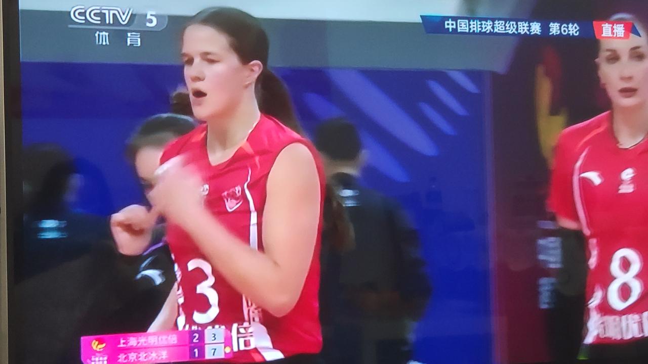 没想到上海女排比赛再丢局啊！前四局上海女排2-2北京女排！比赛进入到决胜局，鹿死