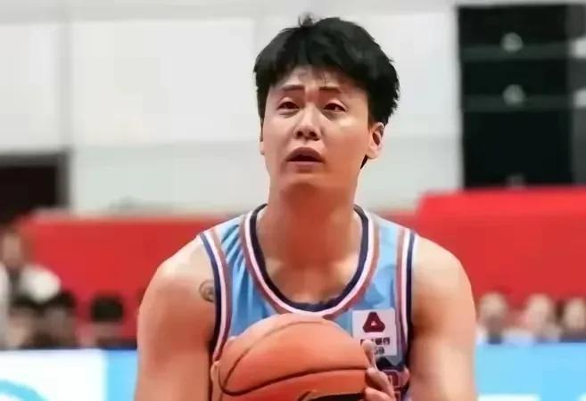 上海下血本！一换三引进赵睿于冲冠近日媒体爆料，上海队季后赛失利，关键在于没有一