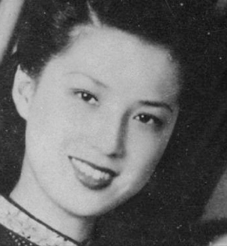 1974年，62岁的蒋梅英被26岁的男警员周荣鹤紧紧搂在怀中强吻，她把这件事情告