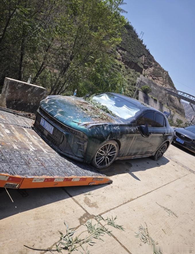 看到一个车，发动机基本全淹，乘员舱里边基本没水，没想到密封挺好！​​​