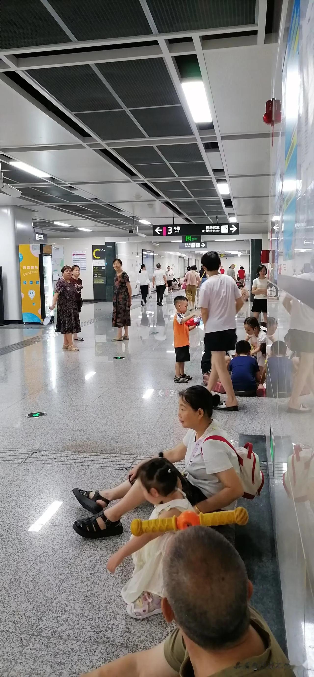 成都地铁在这个夏天又成了许多成都人躲避高温酷暑的避护所！400多个站点全部对公