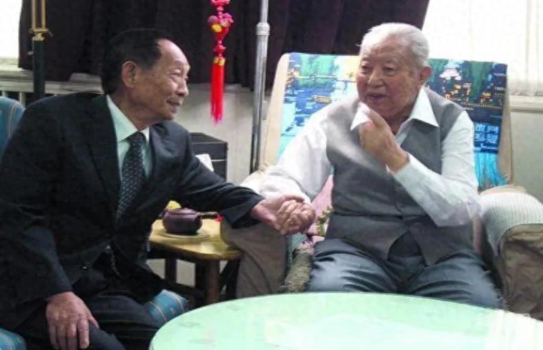 袁隆平和华国锋最后一次见面，握手半小时没松开，临别华赠4字“华老，我来看您了