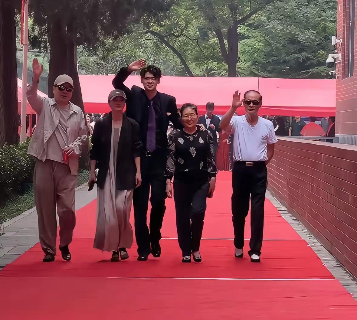 陈建斌蒋勤勤同框参加儿子毕业典礼！陈建斌这次亮相儿子学校，儿子成为焦点，只因