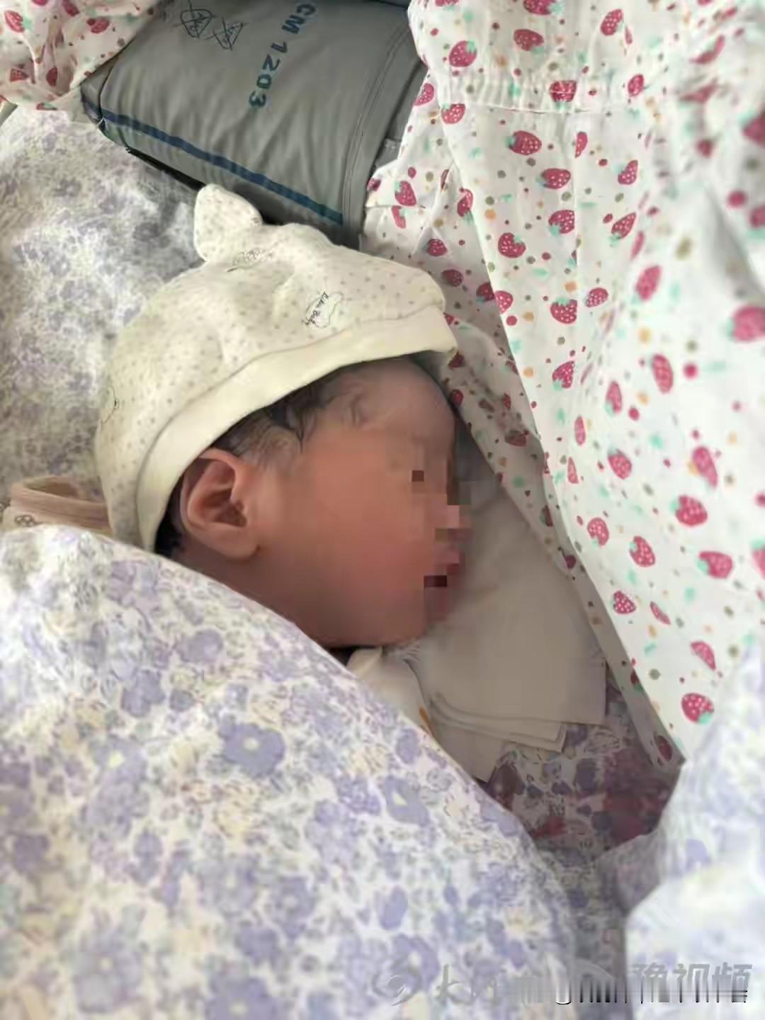 安徽合肥一名出生仅27天的男婴在合肥市妇幼保健院西区治疗黄疸期间死亡。医院最初告