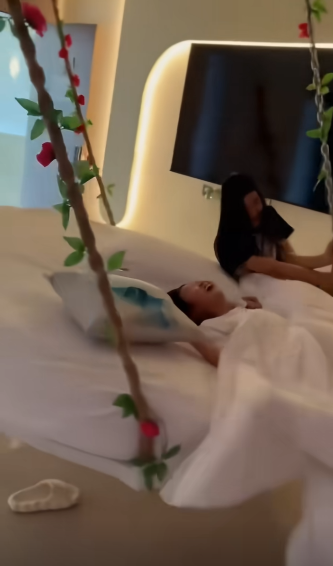让你玩，这下掉下去了吧！