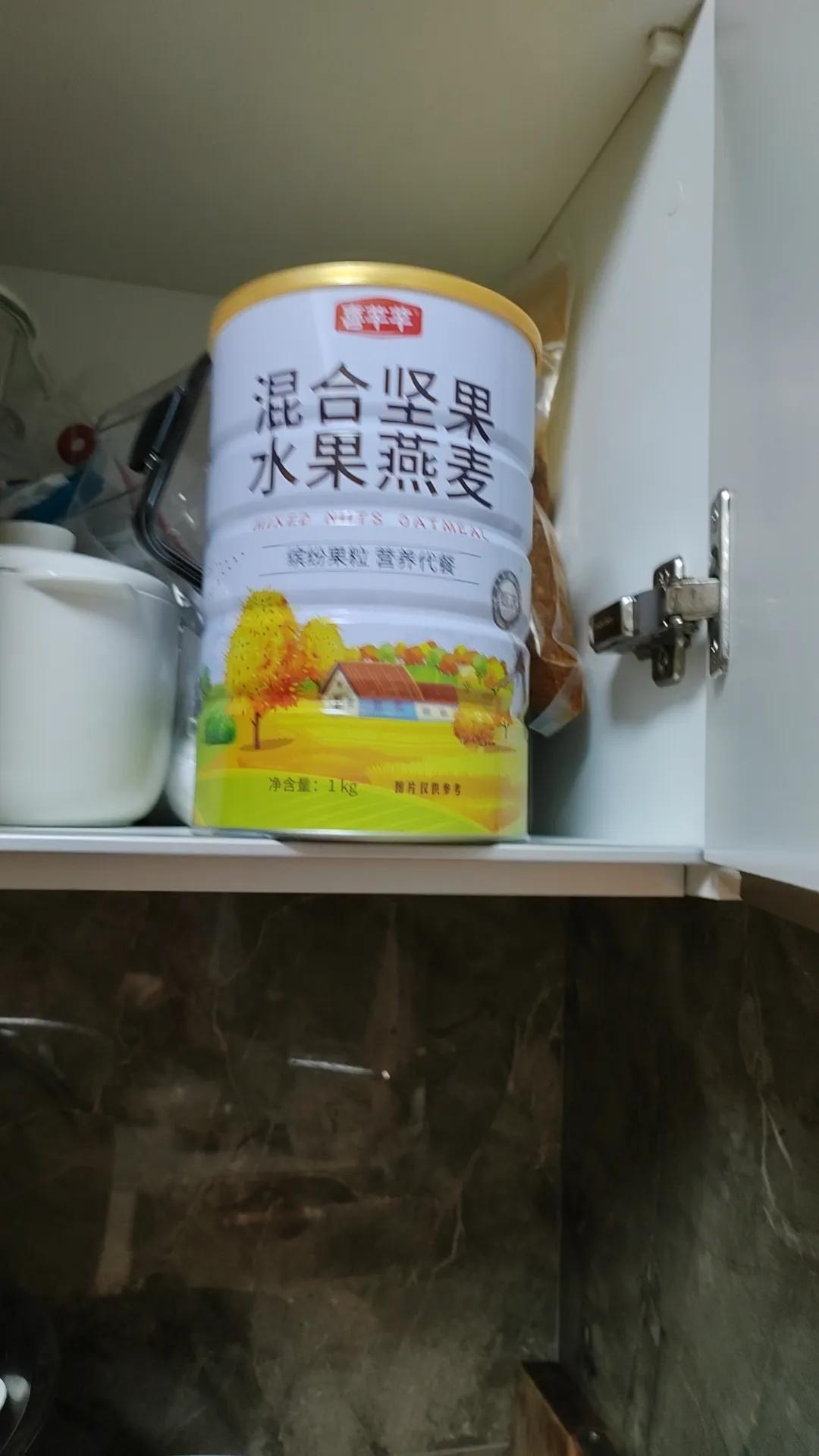 山东老家的一个年轻月嫂中午给我一顿哭诉。吃不饱。她说她要求不高，馒头咸菜给吃