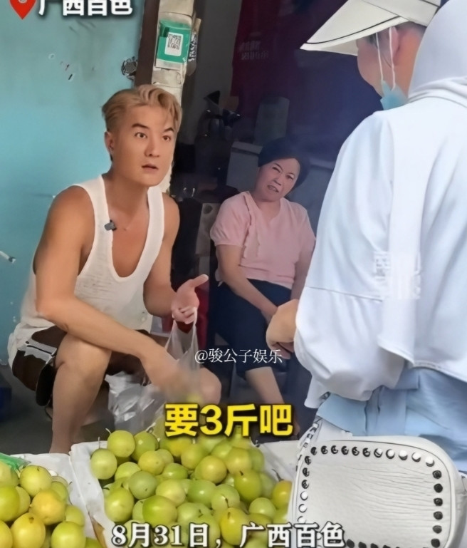 8月31日，网友偶遇吴克群在广西百色某菜市场帮阿姨卖水果、请路人小姐姐吃烧烤。