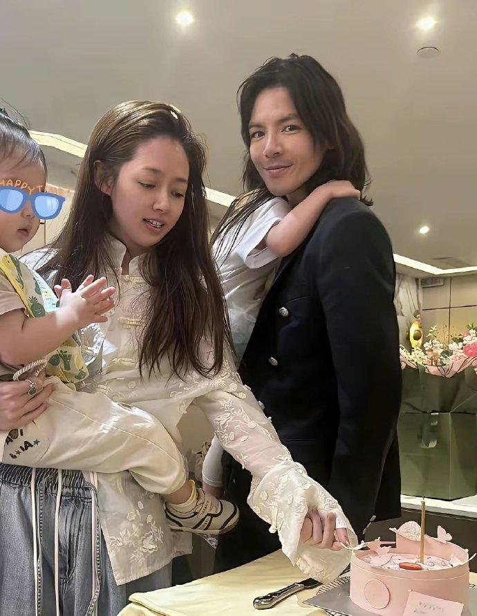 向佐光顾p自己帅得了，老婆郭碧婷一点没有管呀