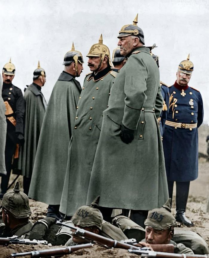 1914年第一次世界大战爆发前夕，德国末代皇帝威廉二世与时任总参谋长的小毛奇及一