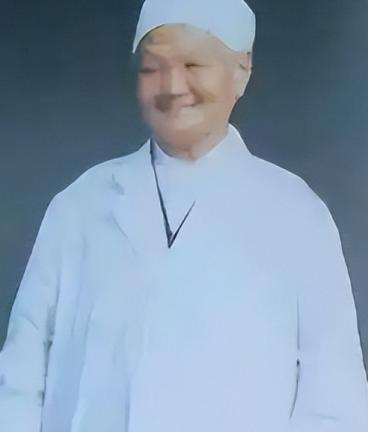1956年，邓颖超的腰扭了，疼得连床都下不来，找了多少有名的大夫、用了多少好方子