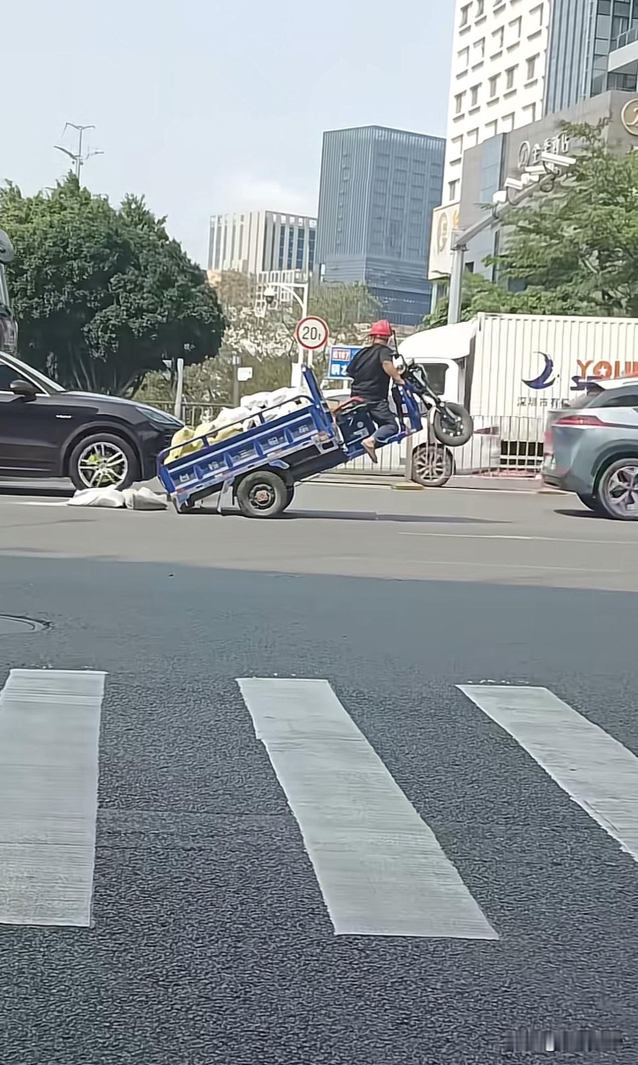 又搞笑，又心酸，世界如此冷漠，也没人帮帮大哥…