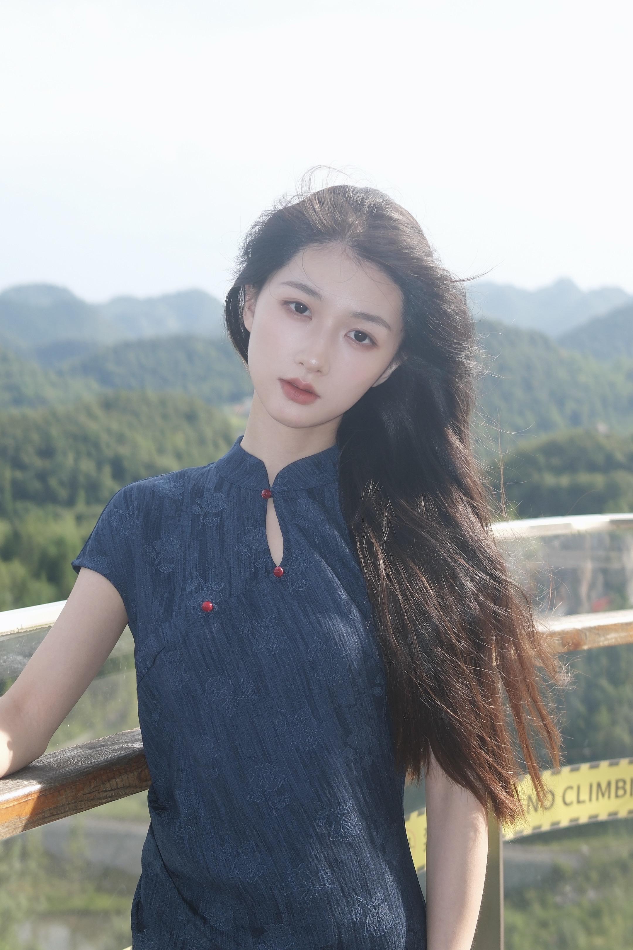 彝花山谷养大的孩子。