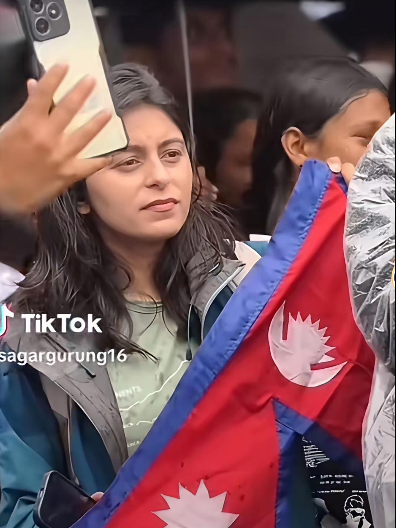 尼泊尔毫无预兆地陷入动荡，我却注意到一个微妙细节：涌上街头抗议的年轻面孔，个