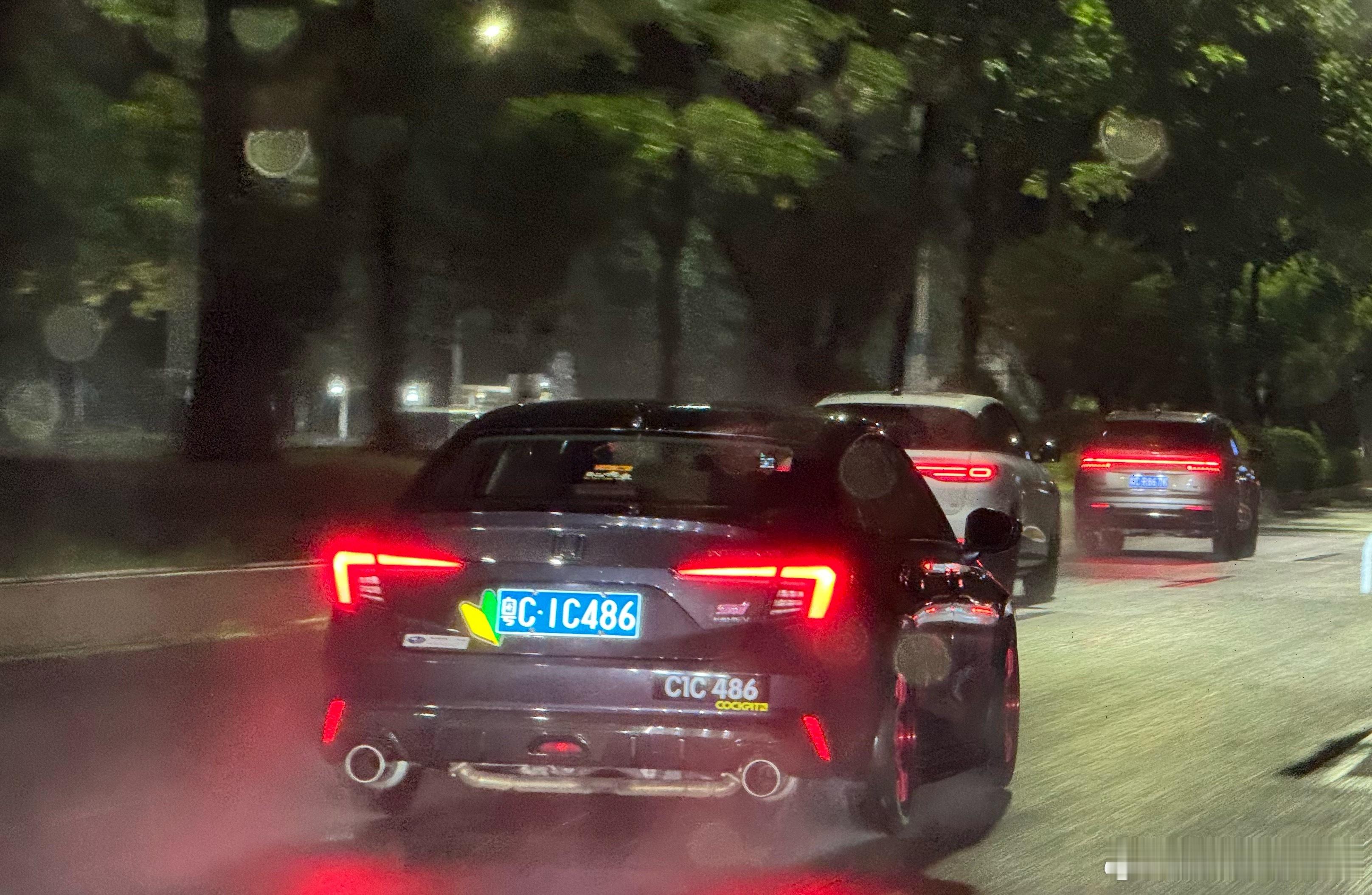 这车尾和这侧颜是百看不厌的这辆车买回来三年多了每次我看着它，仍然有心动的感觉❤️