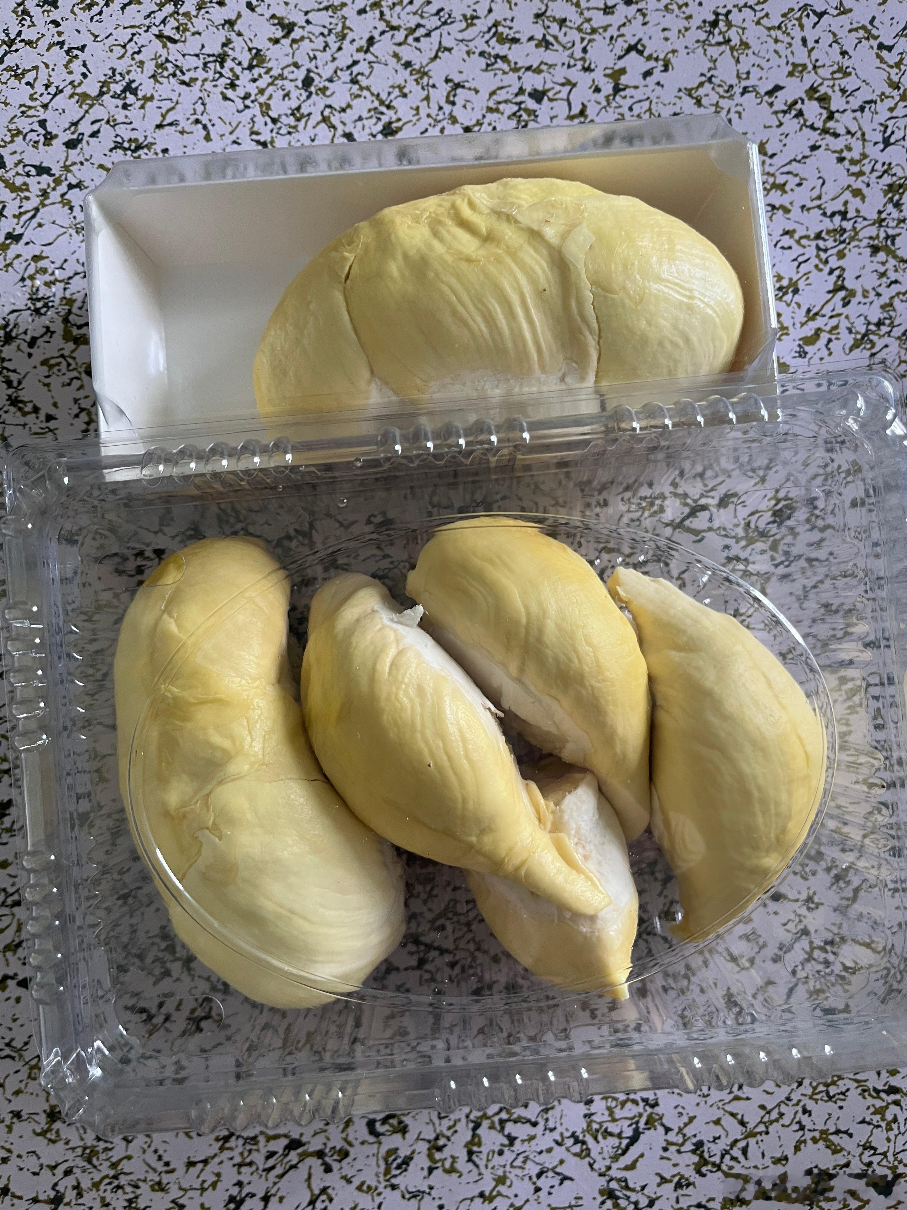 买了一个榴莲，小小一个，我以为才60块，结果一称92块。因为写着19.8一斤，我