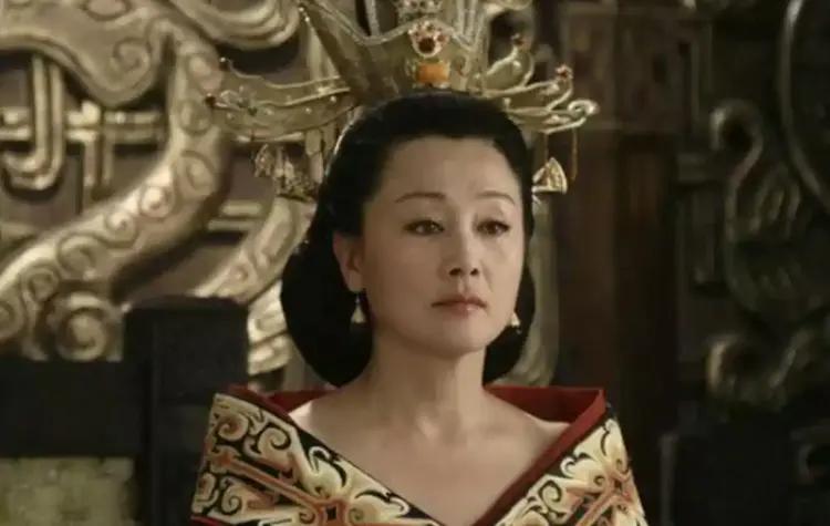 把持汉朝十五年，封了三个吕姓王、十几个吕姓侯，南军北军全捏在手里。结果吕后一咽气