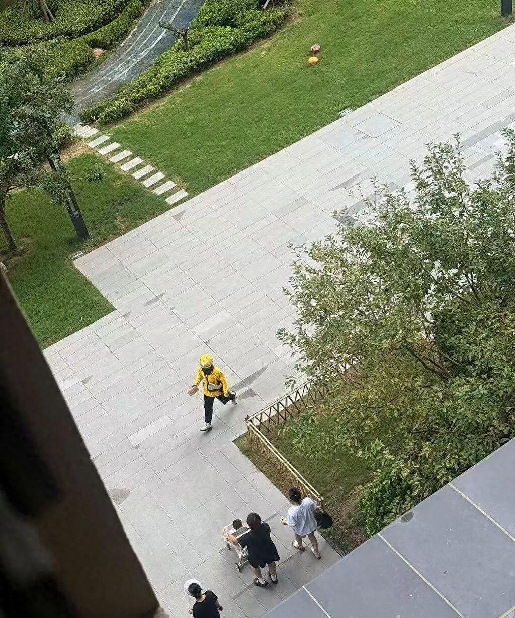7月26日，一则郑州外卖员急速为顾客送救命药品的视频引发全网关注。当事顾客本想发