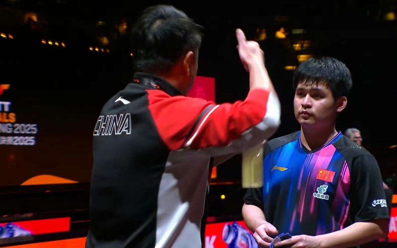 林诗栋连解说员侯英超都知道，不要退台，不要给张本智和反手，你为啥不听劝呢？在