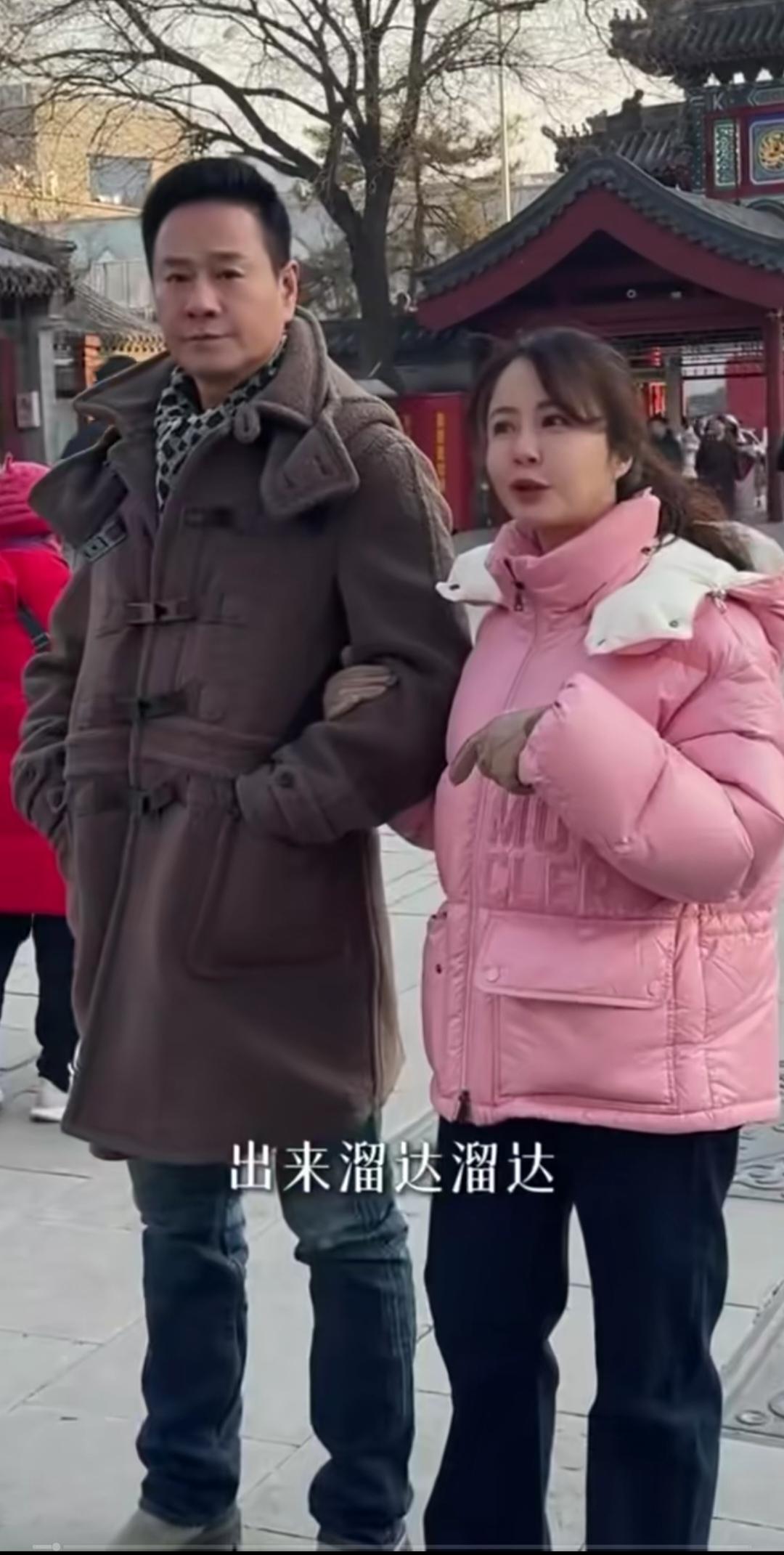 杨若兮，粉色羽绒服有点不太苗条。