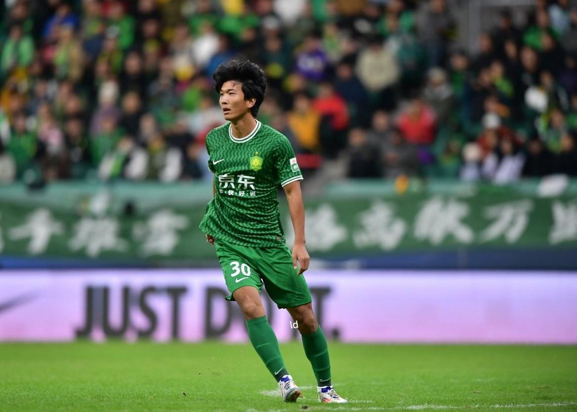 范双杰，期待你的U22首秀！两天前，U22国足大名单公布，北京国安年轻球员范双杰成功入选，和他一同入