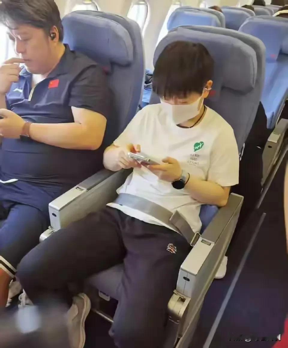 不想看小莎跟这个人坐在一起！[抠鼻]国乒主席王励勤第二把火又遭球迷怒怼！昨日国