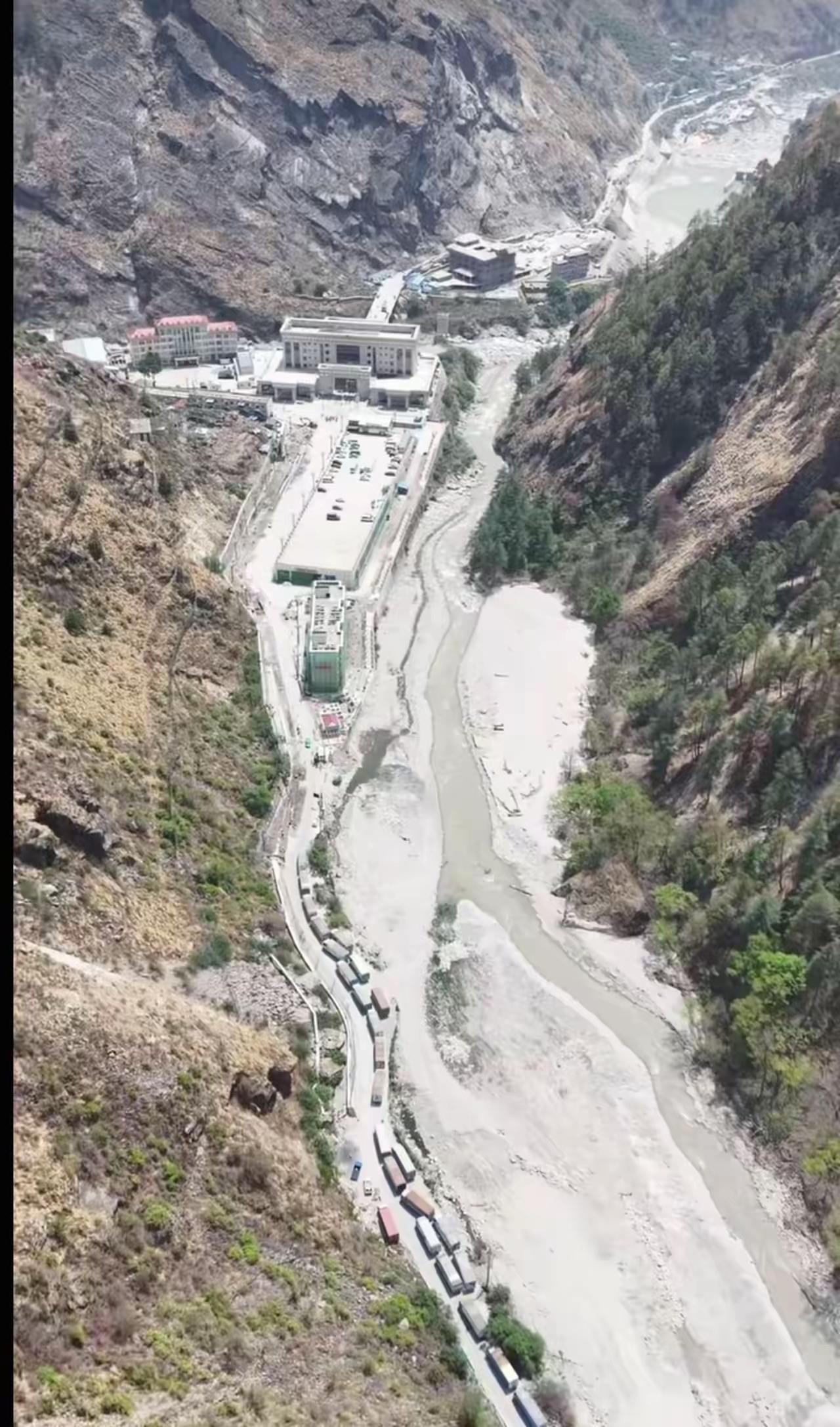 这种地势，我想谁来都跑不了。​​​​