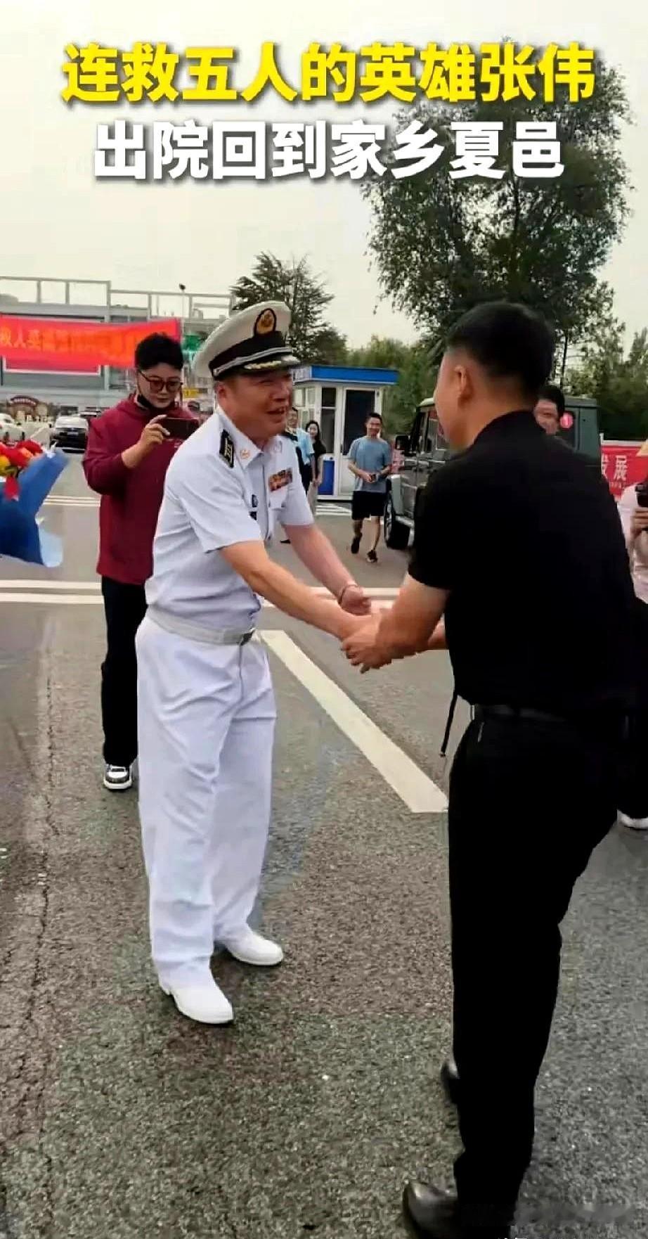 2杠3星2个上校！2个正团迎接1个副营！可以确认，迎接张伟回家的，应该就