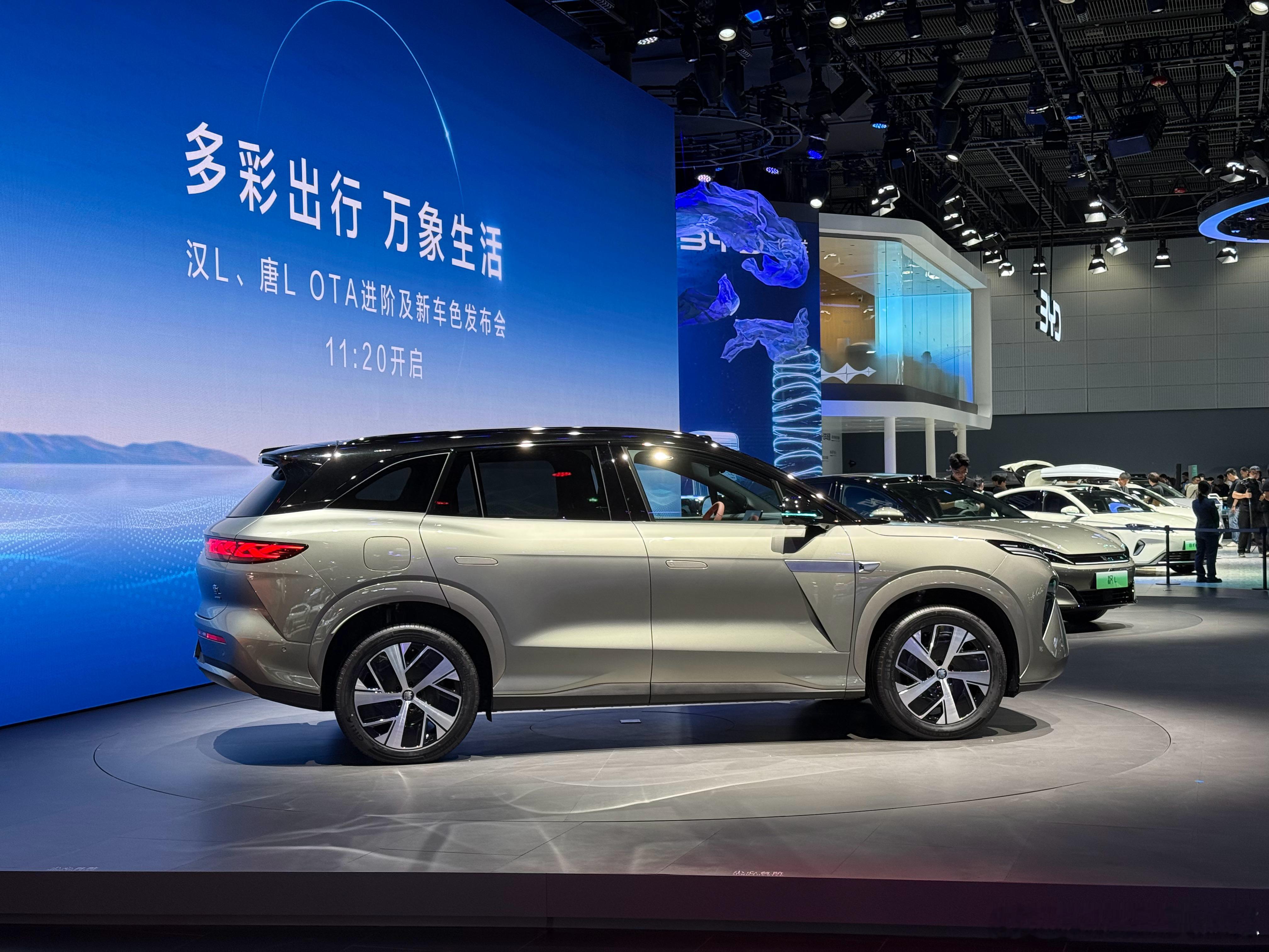 汉L和唐L新增的橄榄绿车漆，还是黑+绿的双拼设计，这个颜色在市面上很少见，比较有