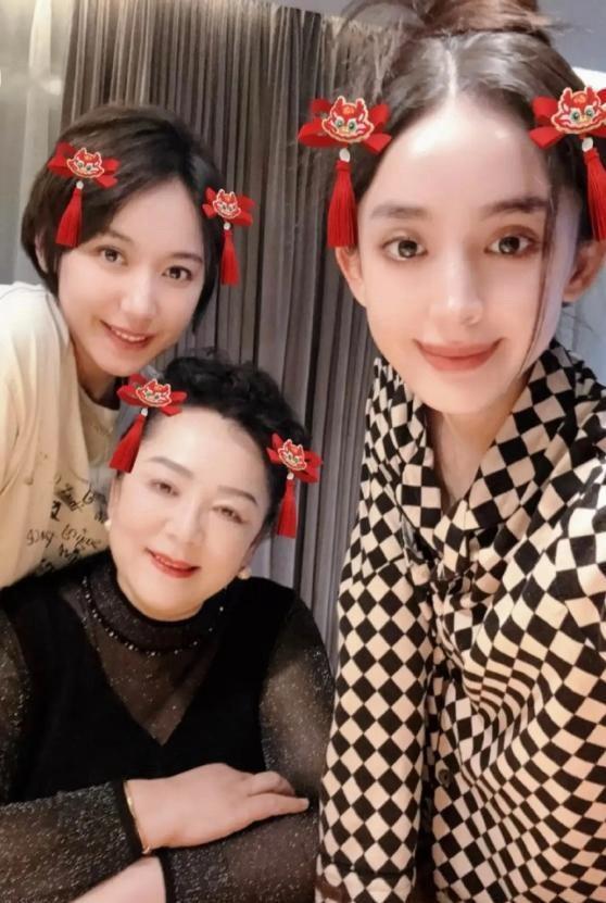 古力娜扎与大5岁姐姐最新同框，姐妹俩长得好像，又高又漂亮！