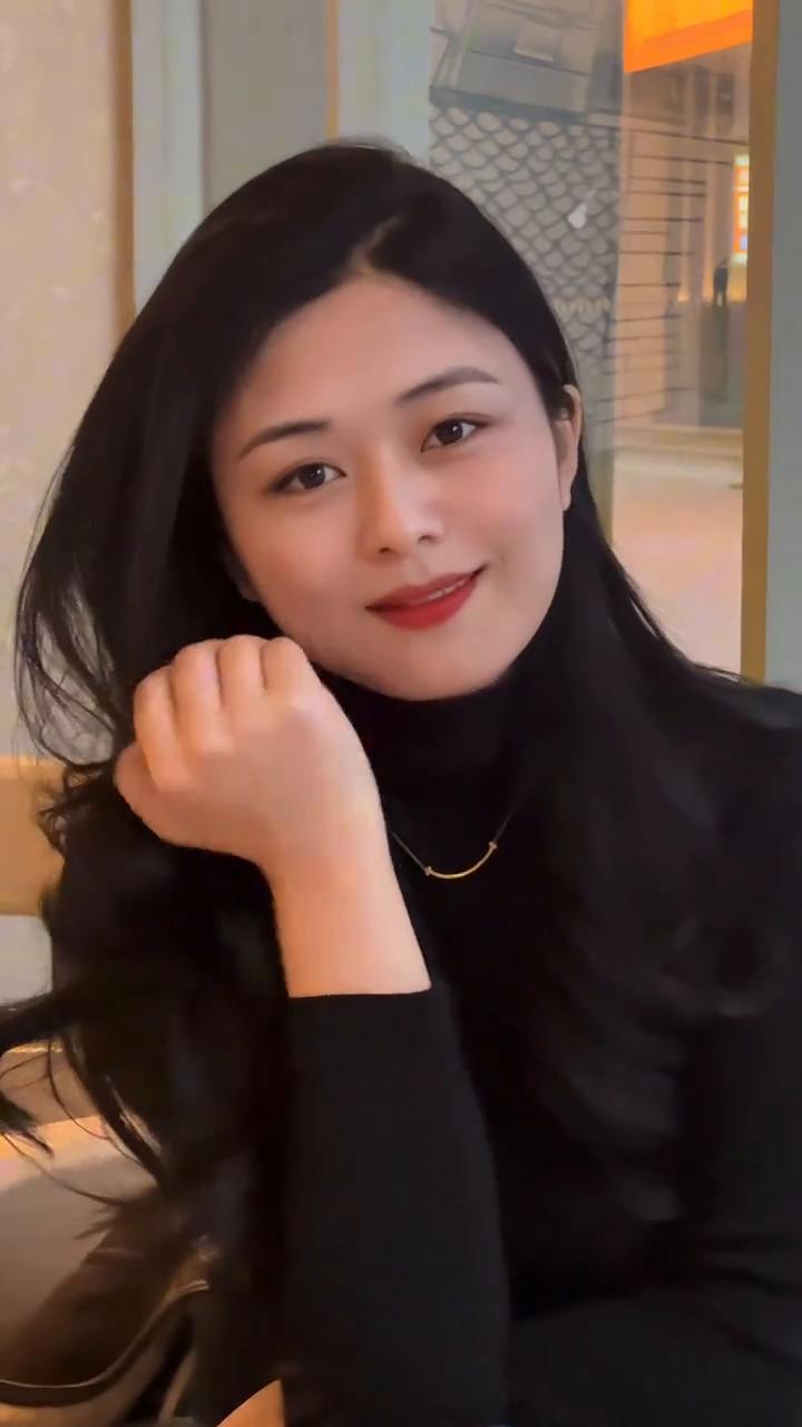 心中不再有火花，让往事花仍在我心中。虽然已没有他，但仍有他。