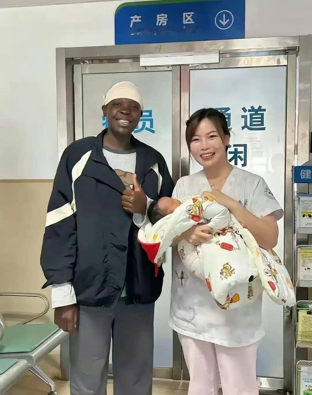 发现黑人的基因并没有想象中强大，看吧，她就生下了一个黄小孩​​​​