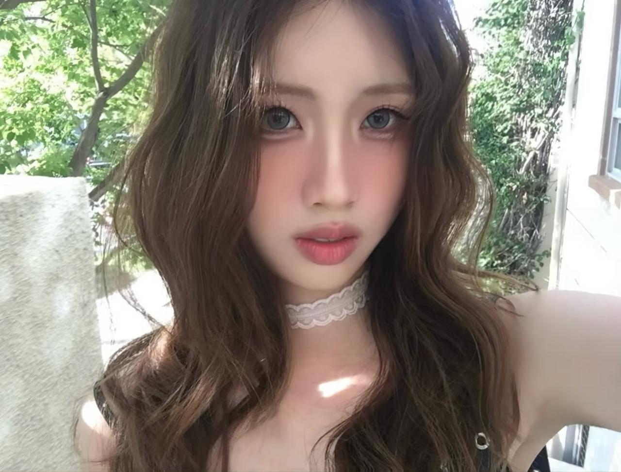 冯小刚与徐帆的女儿徐朵，发了几张在学校的拍的美照，并配文“暑假倒计时，IP