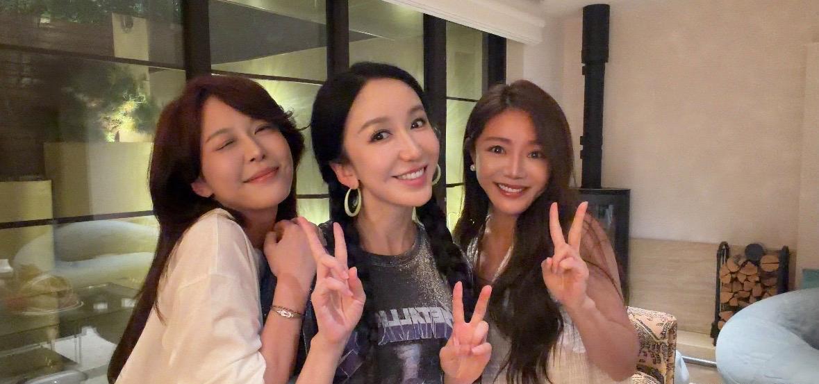 娄艺潇、邓家佳、李金铭姐妹淘集会大同框，真的秒把人拉回爱情公寓。第一季爱情公寓是