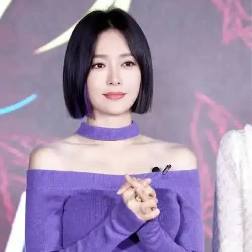 45岁秦岚近日亮相，因眼部状态引发热议，被指医美失败成“青蛙眼”。40+女性为改
