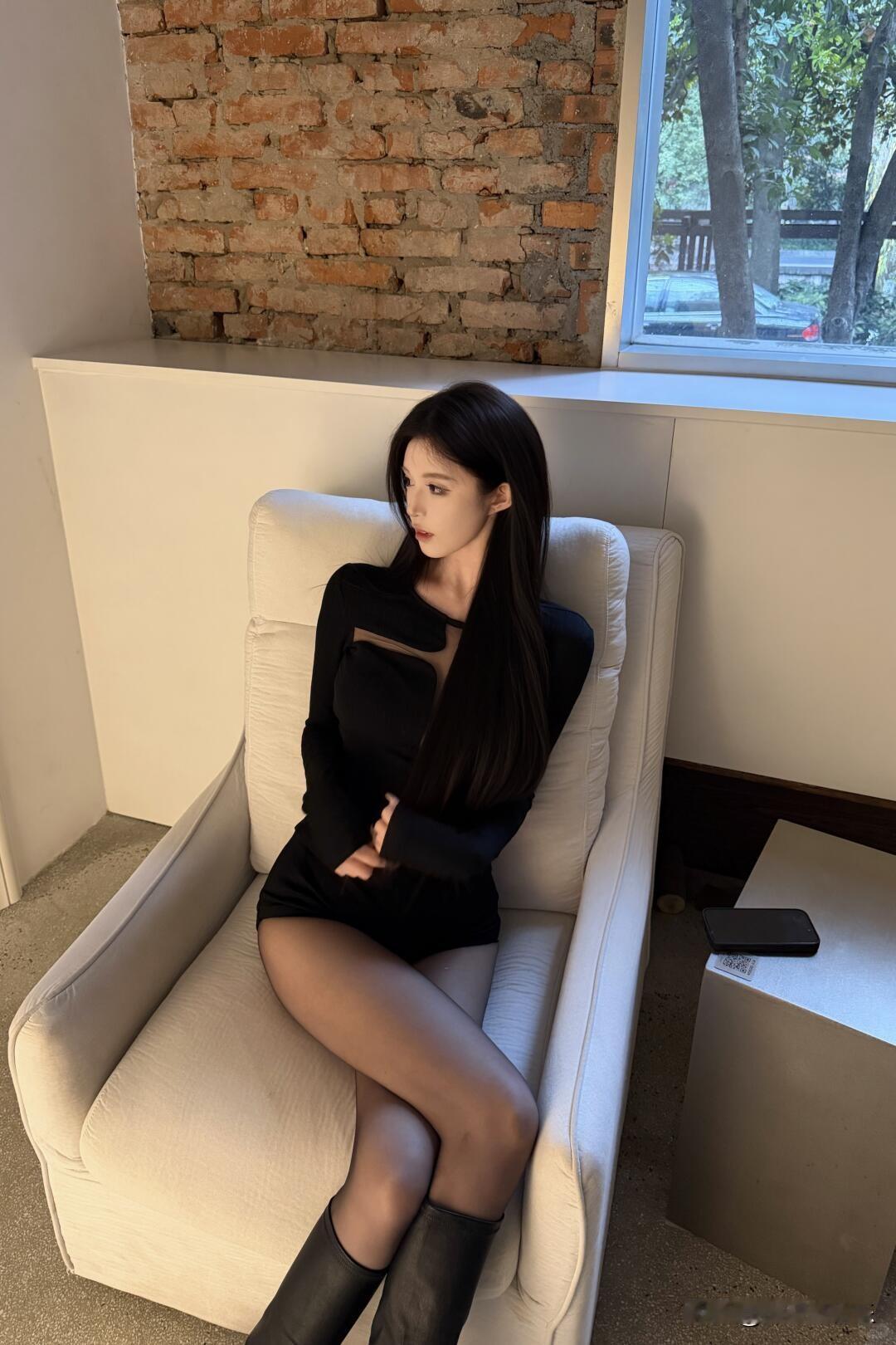 都市穿搭分享，丝袜黑长靴穿搭，时尚又神秘。穿搭黑丝高跟鞋穿搭高跟丝袜穿搭黑